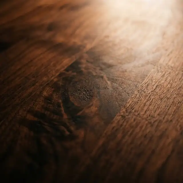 Gros plan sur les volutes brun profond du noyer huilé.